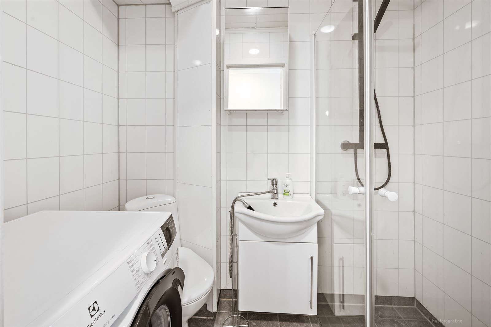 Det andre badet i hoveddelen er fra 2019 og har baderomsplater på veggene, gulvvarme og opplegg for vaskemaskin. Galleribilde