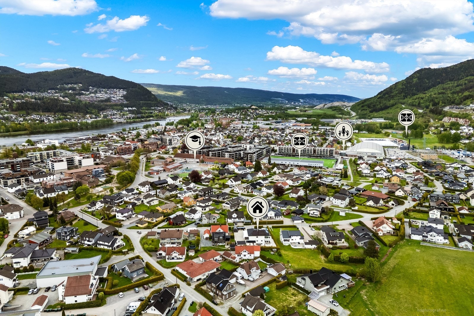 Nærområdet byr på skoler som Mjøndalen skole og Veiavangen ungdomsskole, samt flere barnehager. Galleribilde