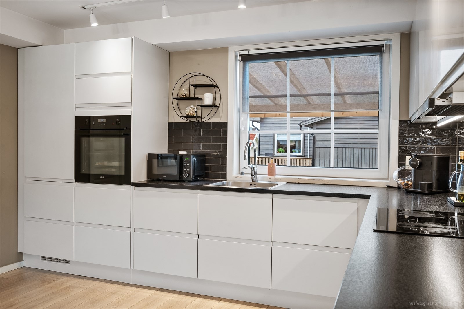 Kjøkkenet er utstyrt med integrert stekeovn, platetopp, kjøl/fryseskap og oppvaskmaskin. Galleribilde