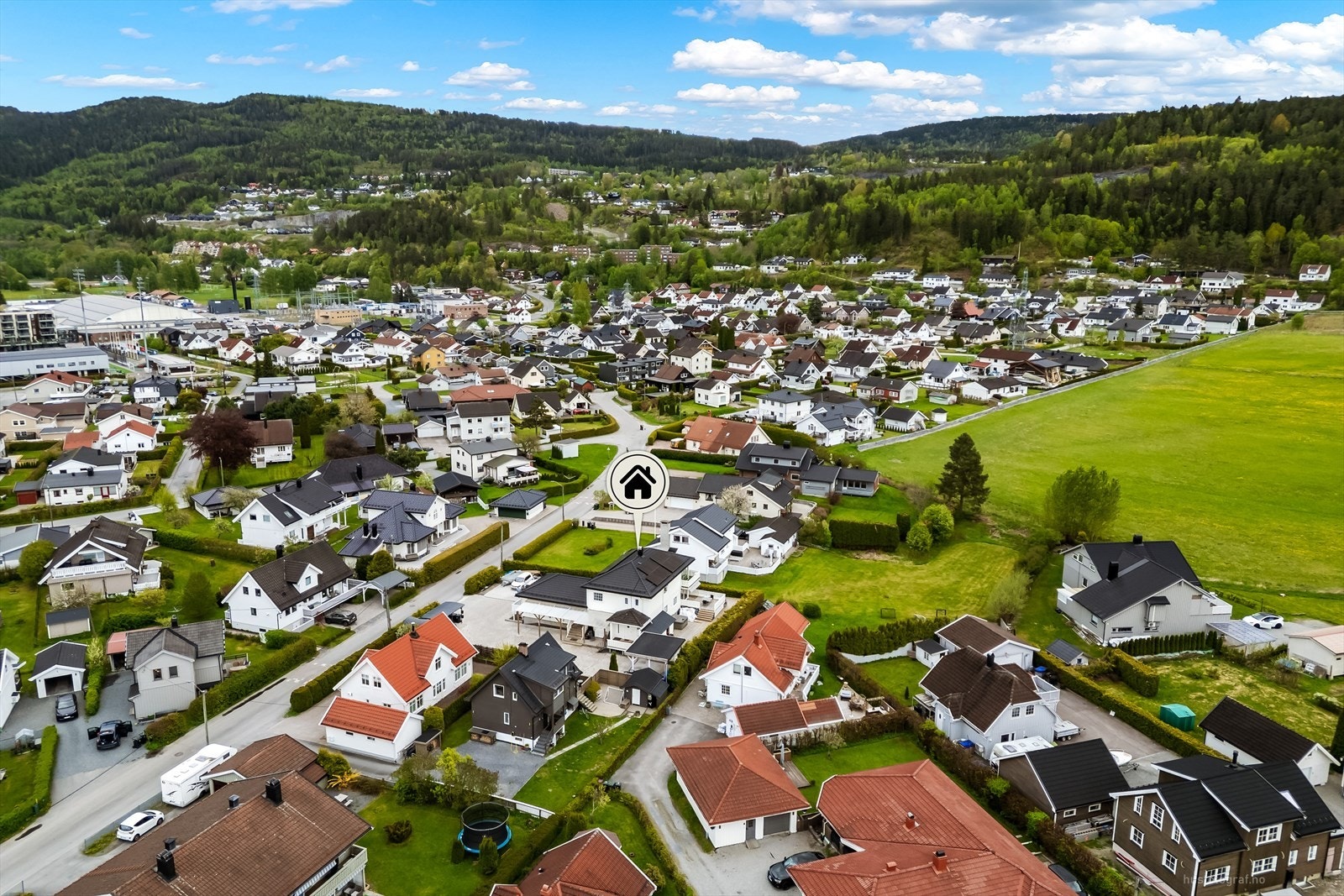 Oversikt over eiendommen og det omkringliggende boligområdet. Galleribilde