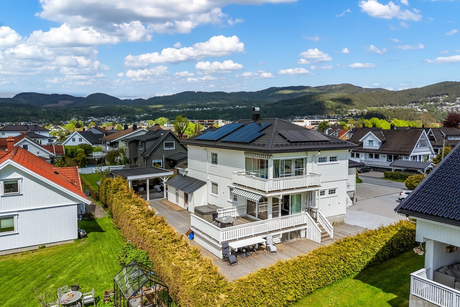Boligen har en valmet takkonstruksjon tekket med takstein, lagt i 2019. Galleribilde