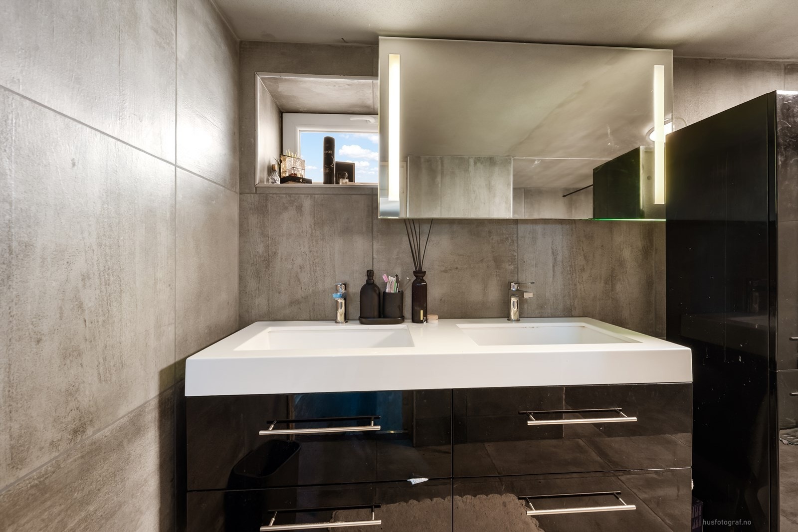 Badet til enhet 3 ble pusset opp i 2021 og har doble, nedfelte servanter. Galleribilde