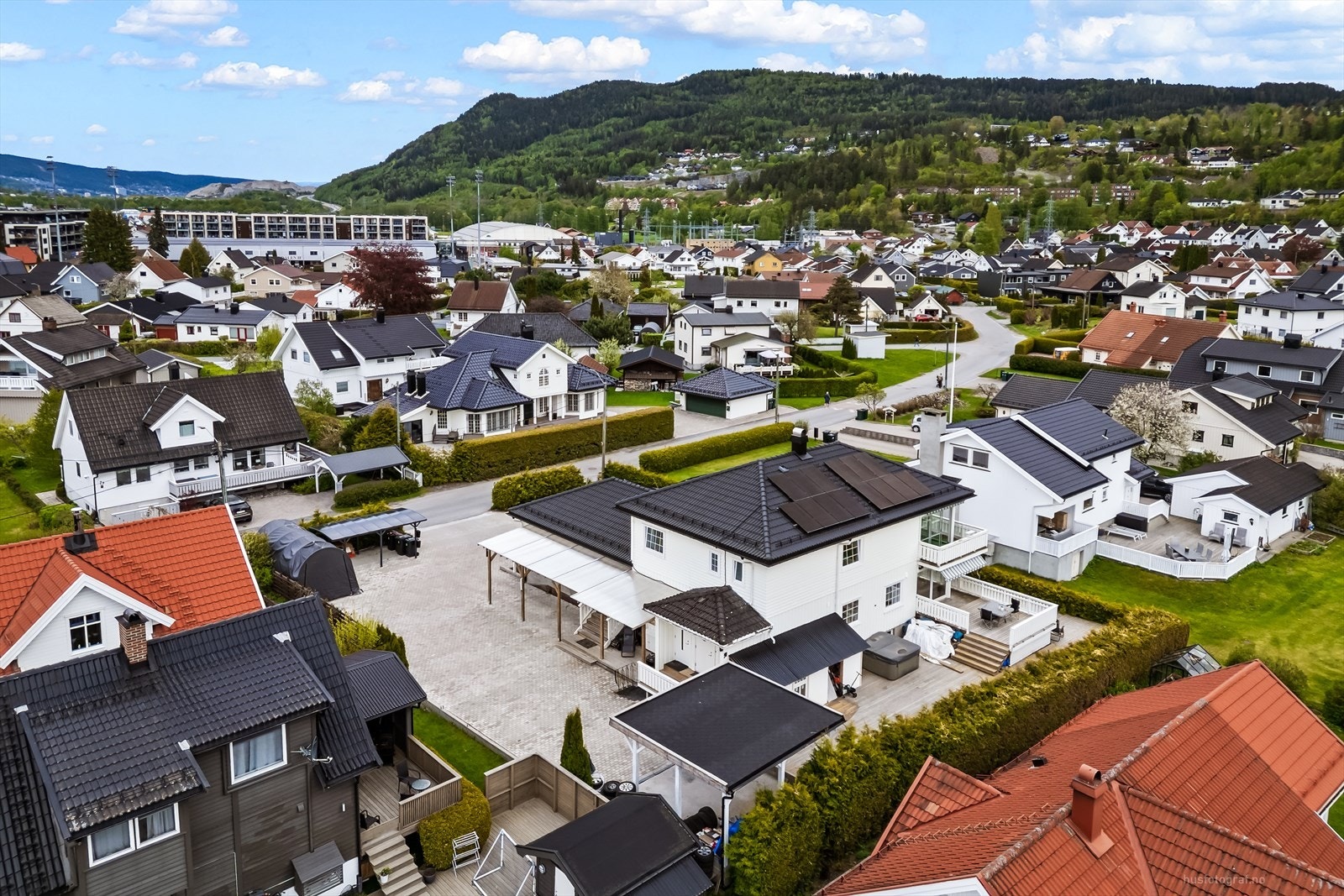 Boligen har en stående trekledning, hovedsakelig fra 2019. Galleribilde