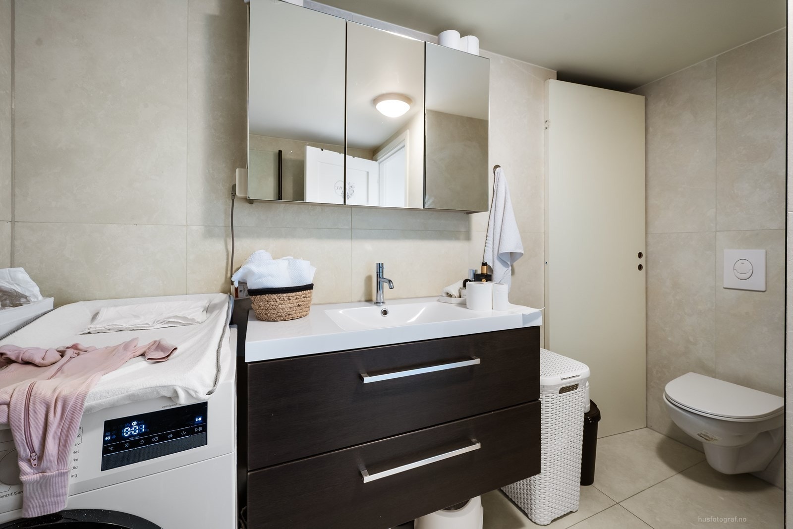 Badet til enhet 2 ble pusset opp i 2021 og har elektriske varmekabler og opplegg for vaskemaskin. Galleribilde