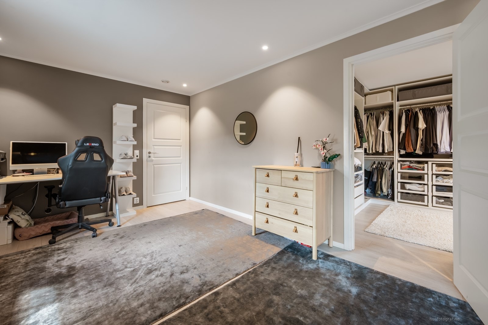Dette soverommet har direkte adkomst til et romslig walk-in closet. Galleribilde