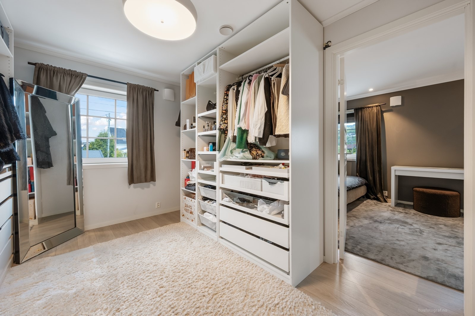 Fra soverommet er det inngang til et praktisk walk-in closet. Galleribilde