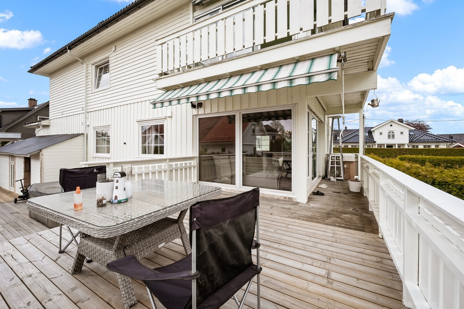 En av de store terrassene har direkte utgang fra stuen i hoveddelen. Galleribilde