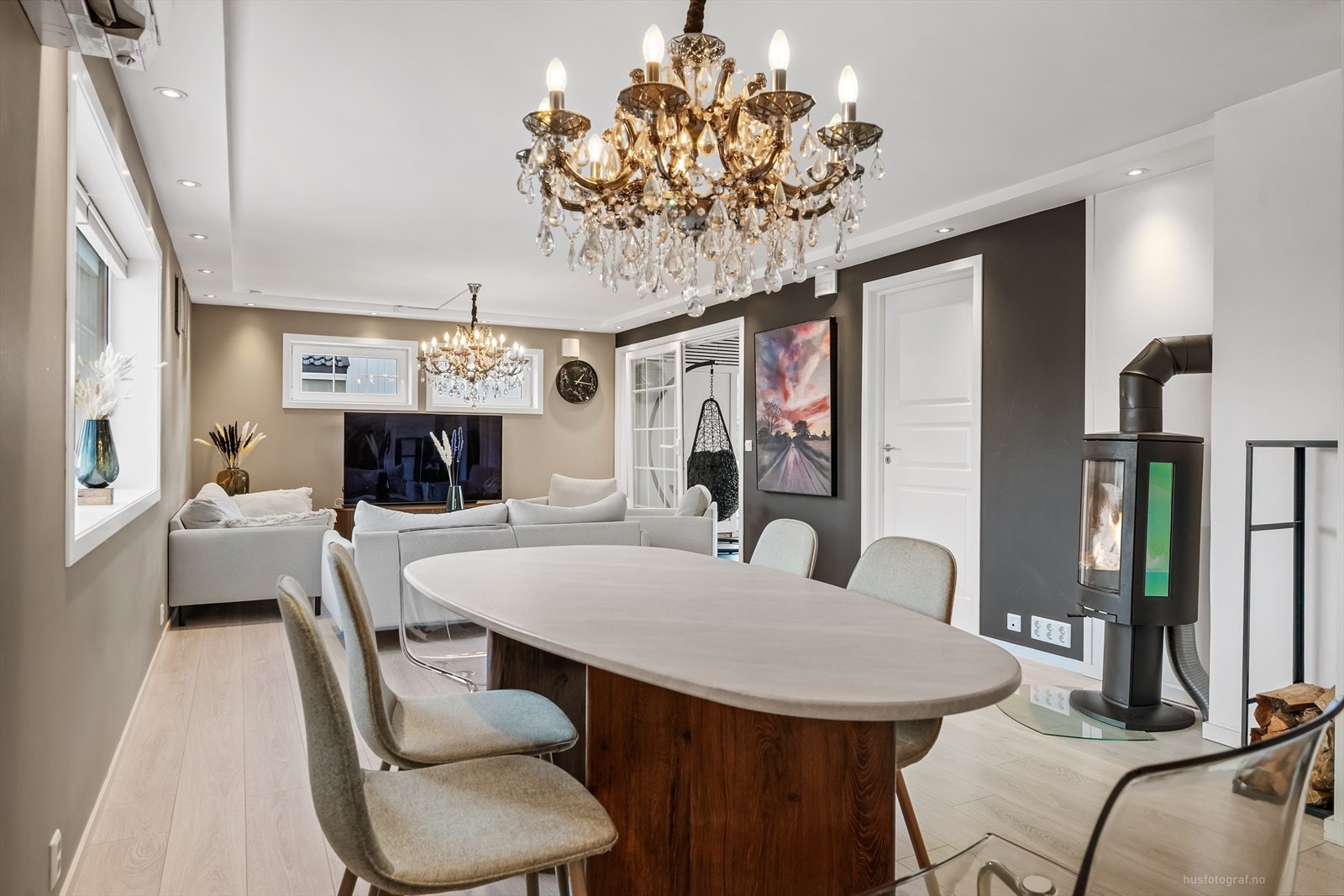 Spisestuen har god plass til langbord og er et naturlig samlingspunkt i boligen. Galleribilde