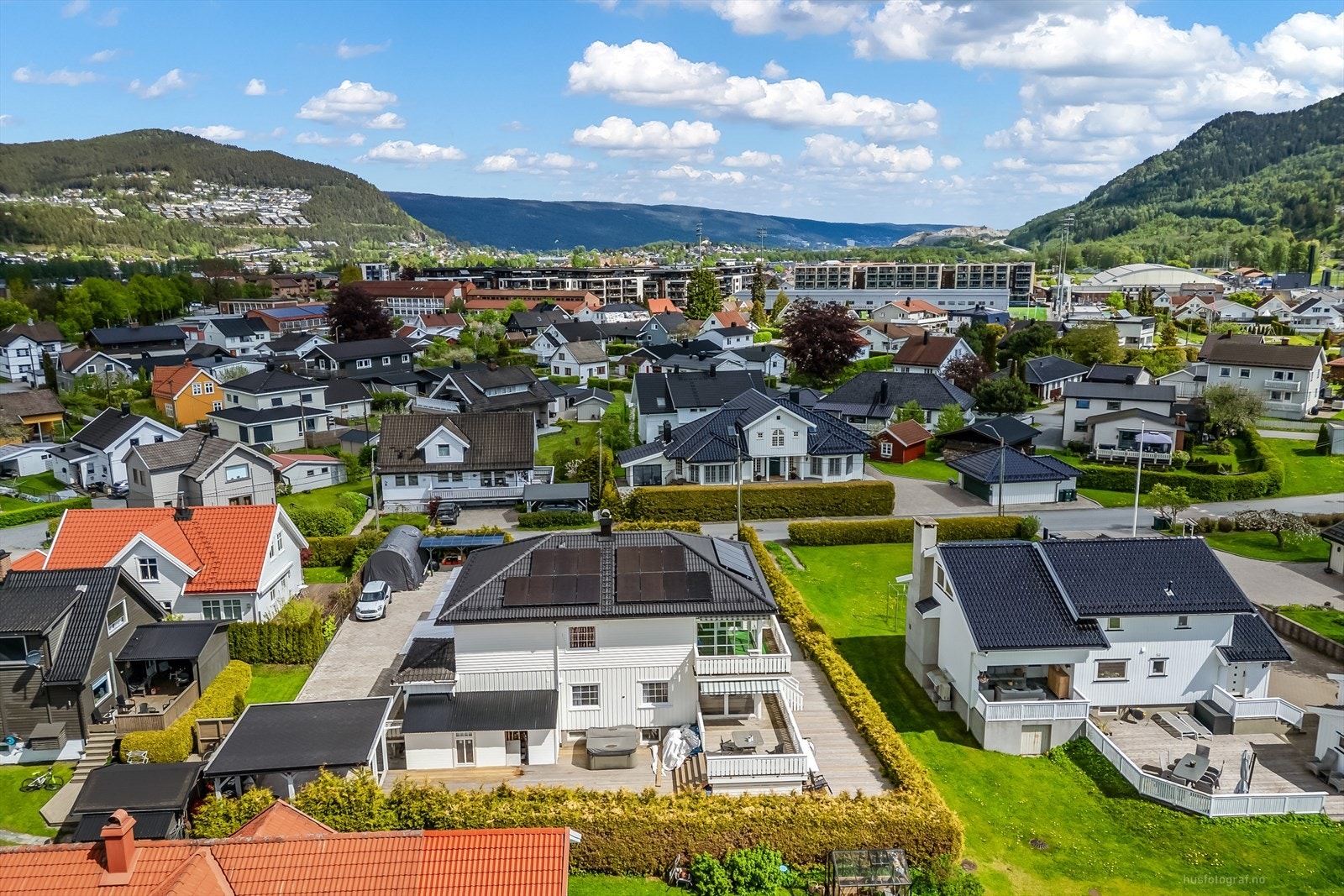 Fra eiendommen er det gangavstand til sentrum av Mjøndalen. Galleribilde