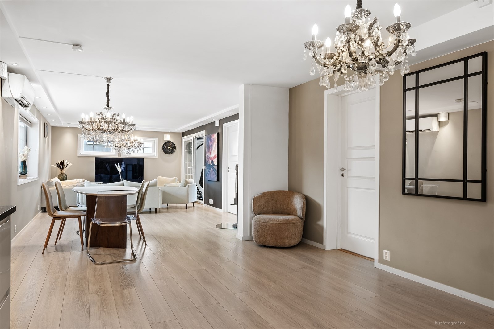 Gjennomgående laminatgulv og malte flater i lyse farger. Galleribilde