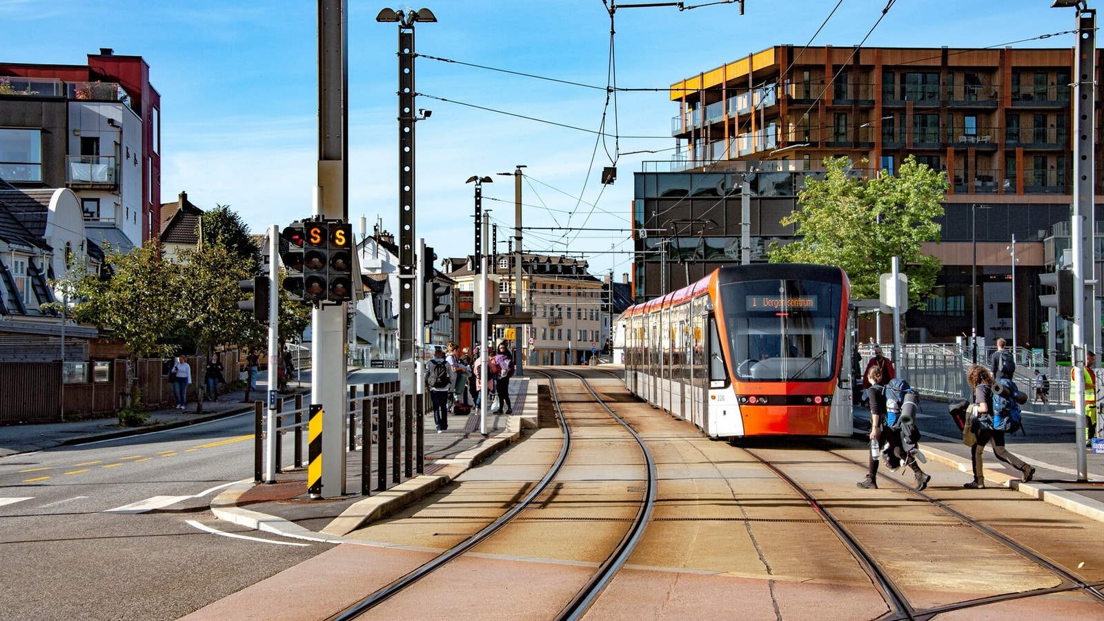 Det er kort gåavstand til Bybanens stoppested i Inndalsveien, som bringer deg effektivt videre til sentrum eller sydover i retning Laguneparken og Bergen Lufthavn m.fl. Galleribilde