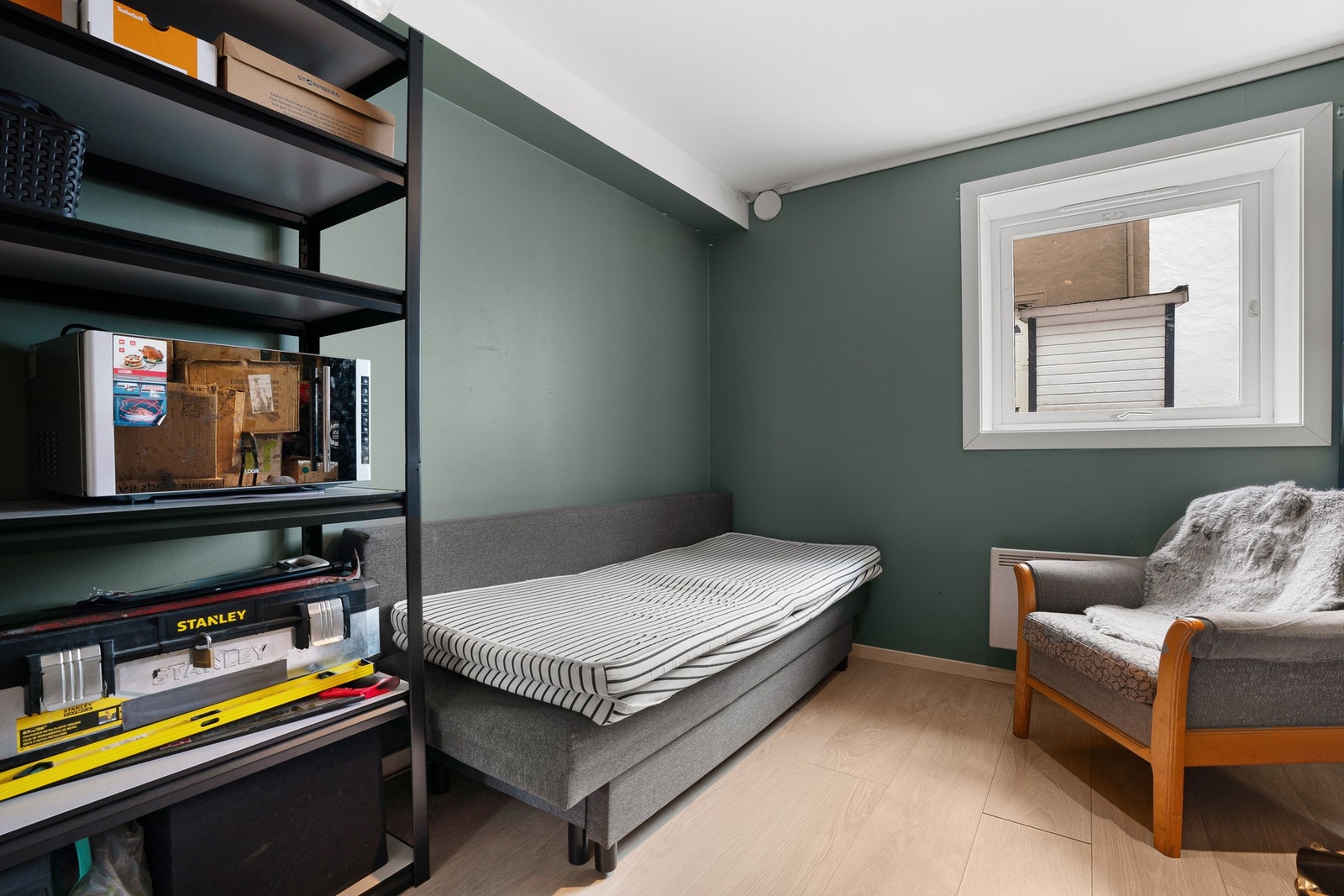 I kjelleren er det en stor bod på 12 m². Boden er tilleggsdel til seksjonen og følgelig ikke godkjent til varig opphold. Galleribilde