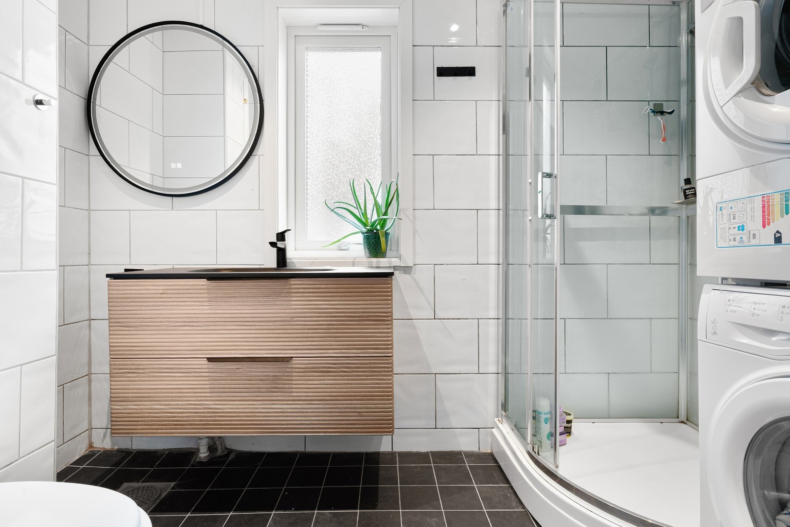 Det er tilrettelagt for tilkobling av vaskemaskin og tørketrommel på badet. Galleribilde