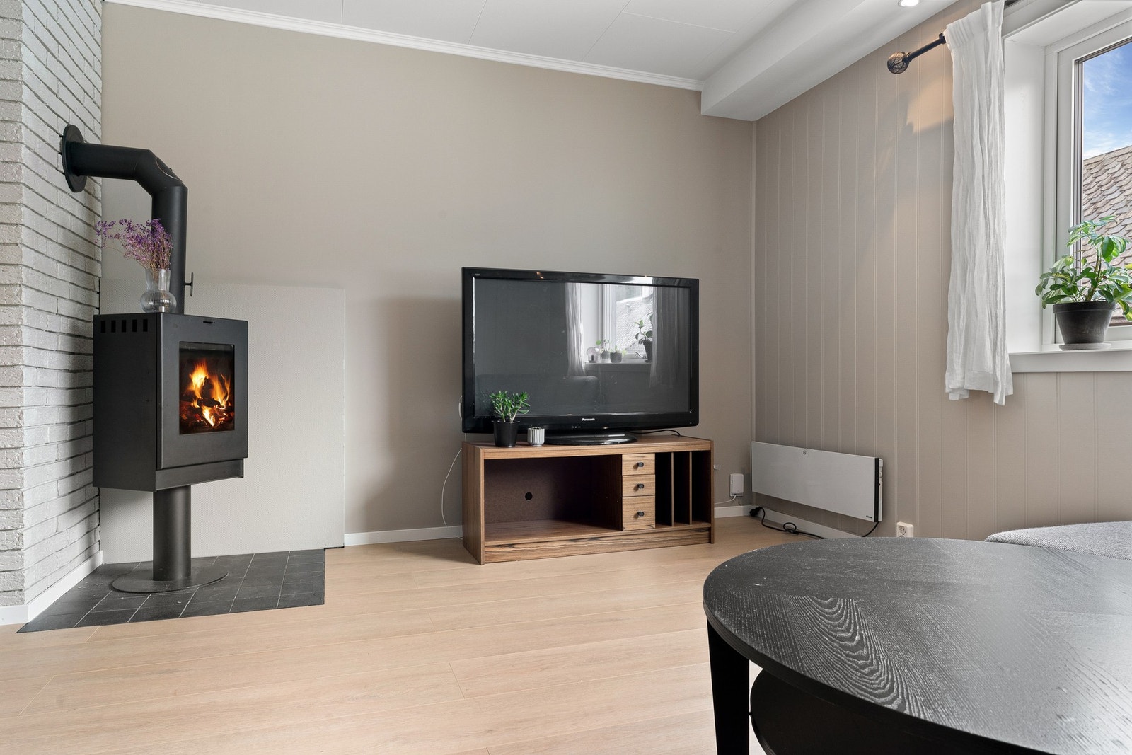 Koselig ilsted i stuen, som bidrar til god varme på kalde høst og vinterdager. Leiligheten betaler en månedlig felleskostnad pålydende kr 920,-. Galleribilde