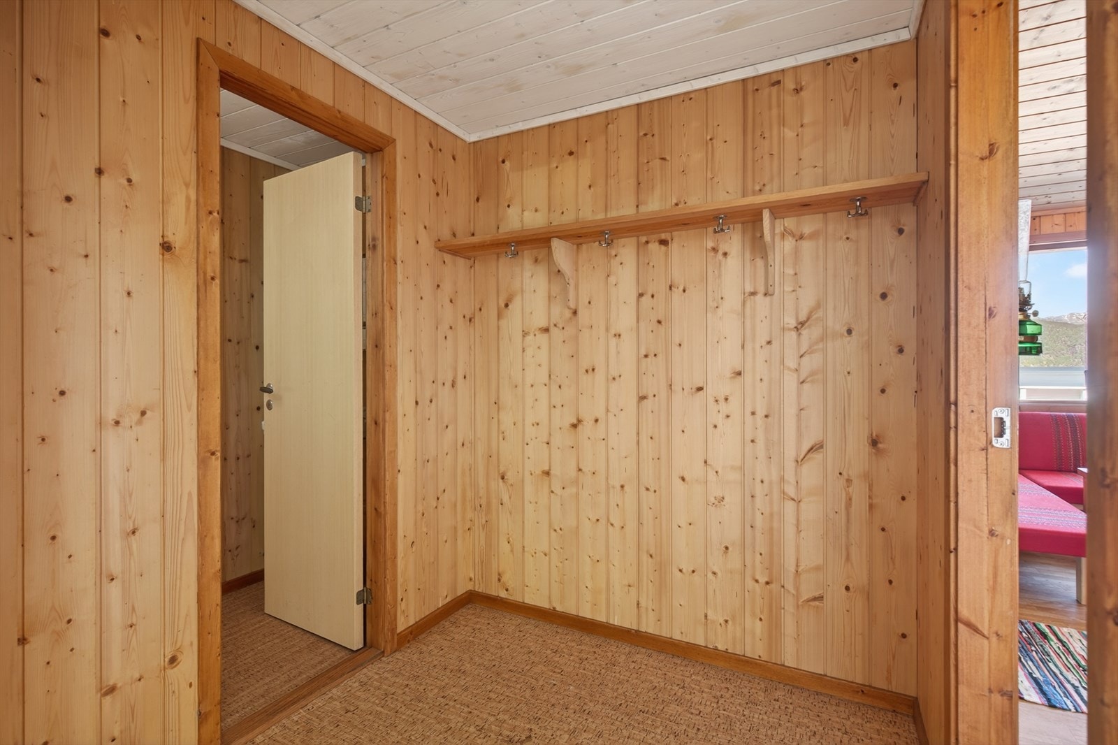 Entré med plass til å henge fra seg yttertøy. Gulvet har belegg, som i resten av hytta. Galleribilde