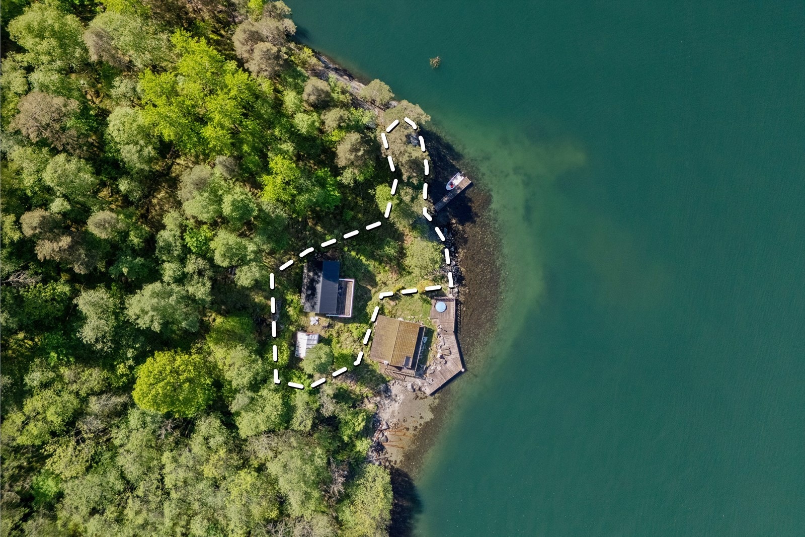 En sjelden mulighet til å sikre seg en fritidseiendom med egen strandlinje og brygge. Eiendommen selges fullt møblert og med båt. Galleribilde