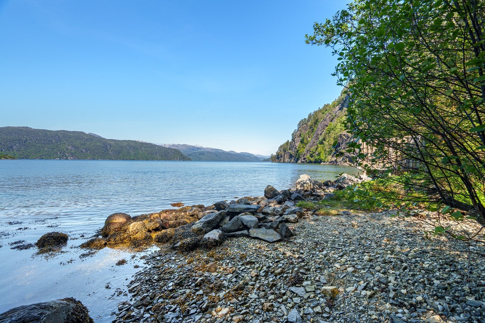 Den private strandlinjen gir direkte tilgang til sjøen for bading og rekreasjon. Galleribilde