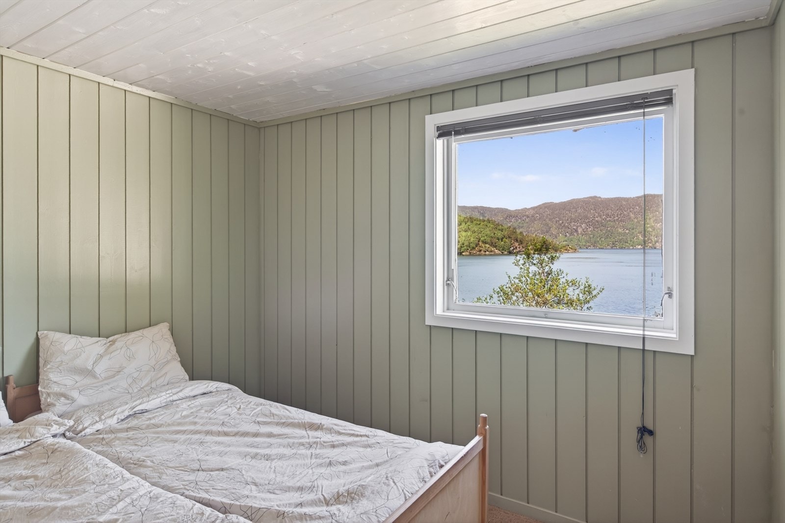 Vinduet på soverommet gir utsikt mot fjorden. Galleribilde