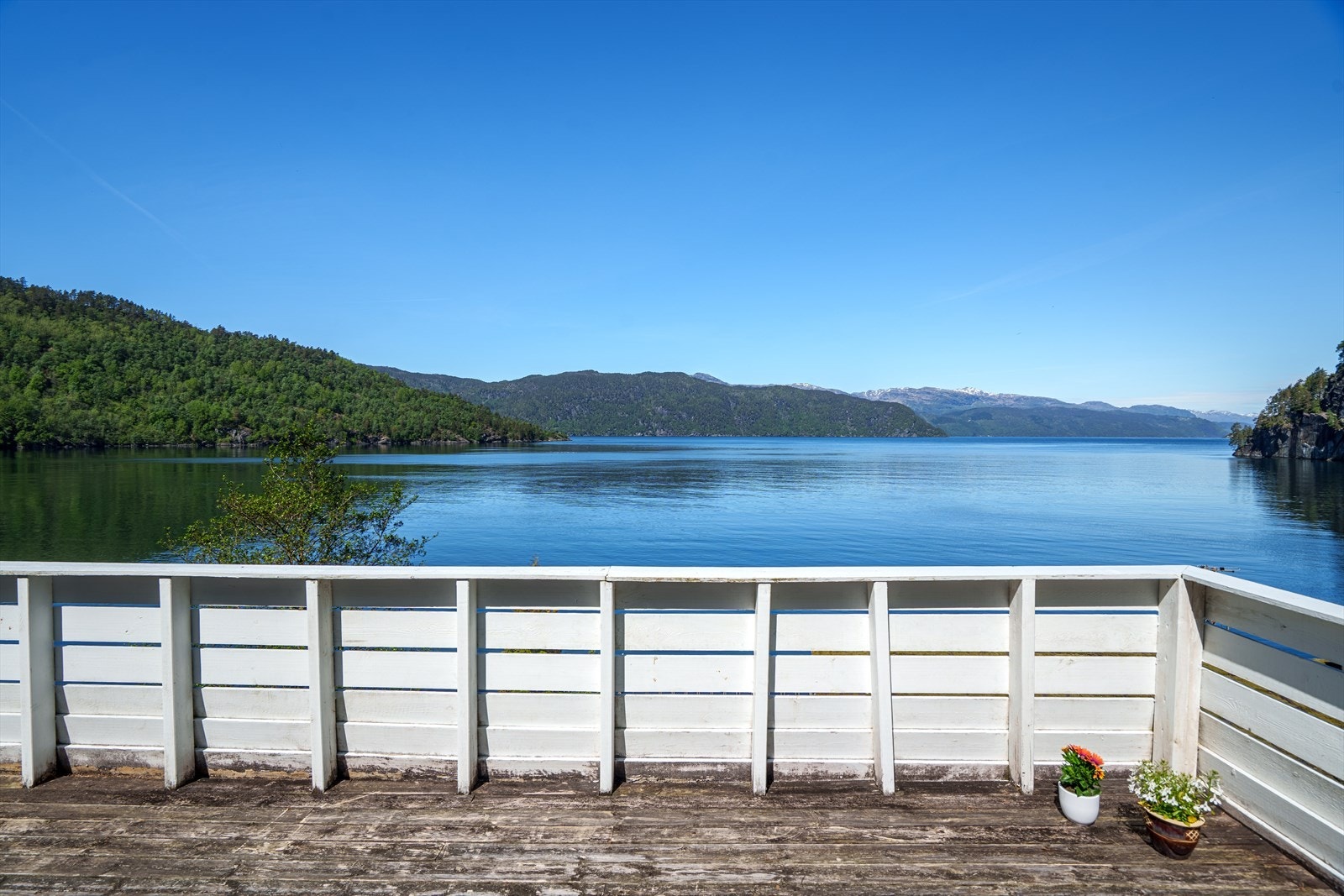 Fra terrassen har man en åpen og fin utsikt over fjorden Galleribilde