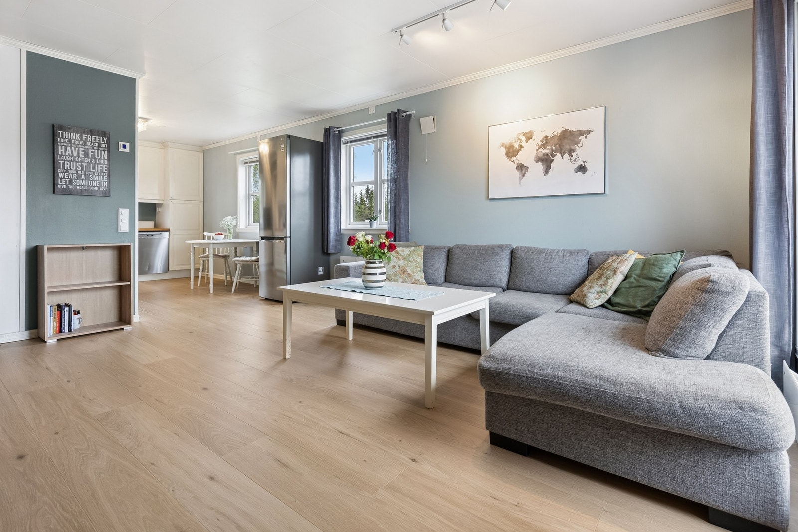 Stue - åpen løsning mot kjøkken. Galleribilde