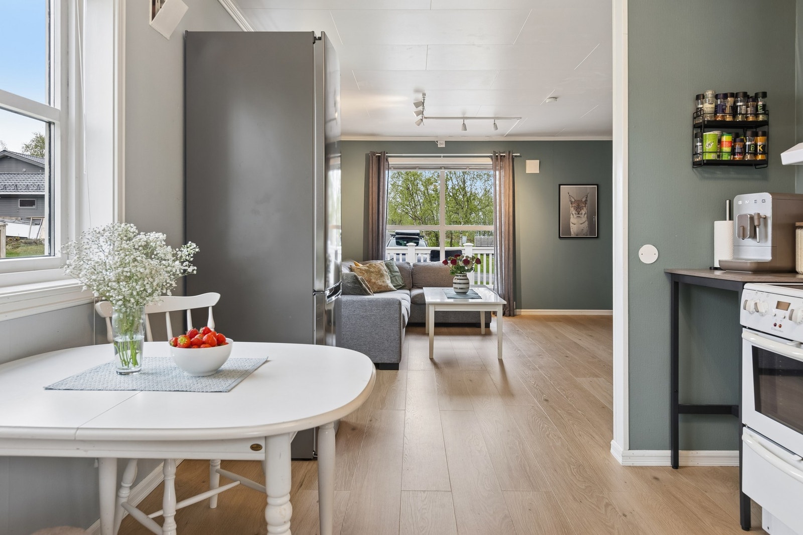Veldig trivelig kjøkken med spiseplass. Galleribilde
