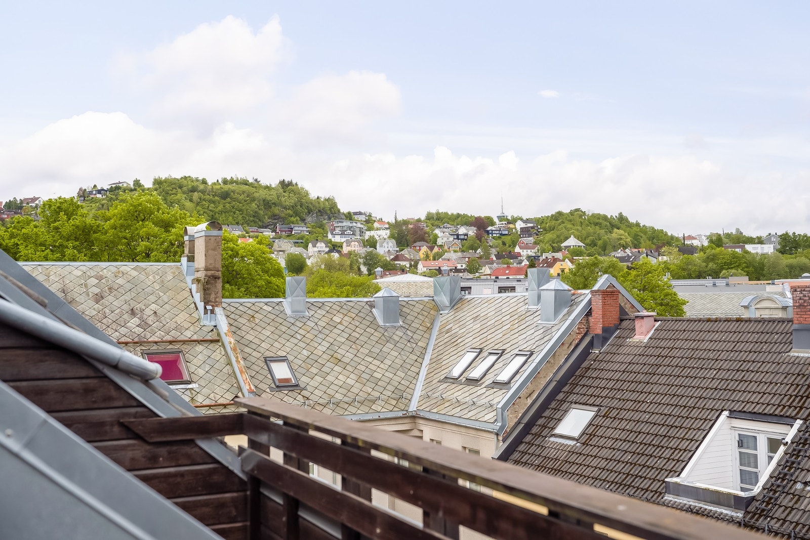 Fra terrassen har du flott utsikt mot blant annet Kuhaugen. Galleribilde