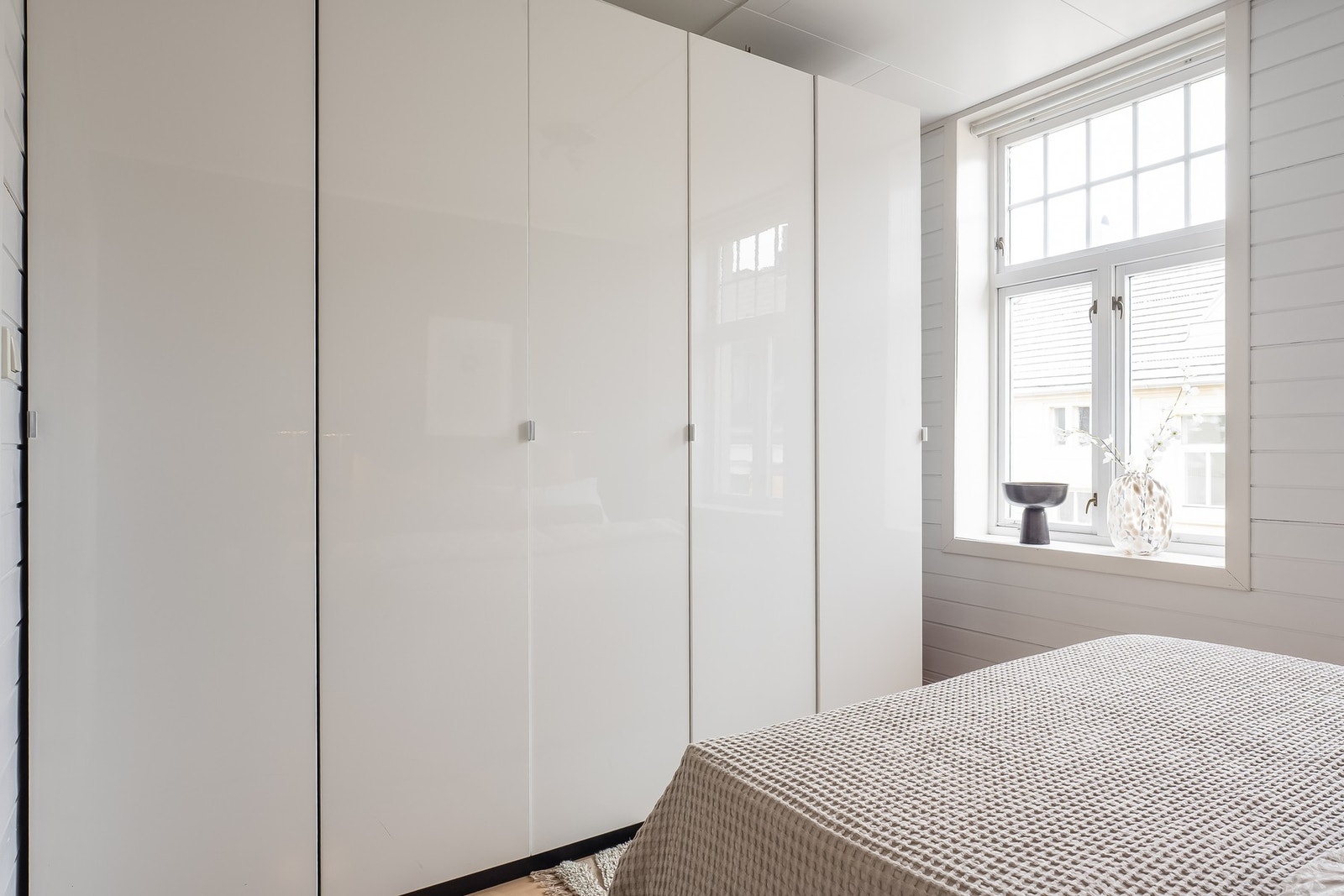Rommet har god plass til Pax garderobeskap fra Ikea. Galleribilde