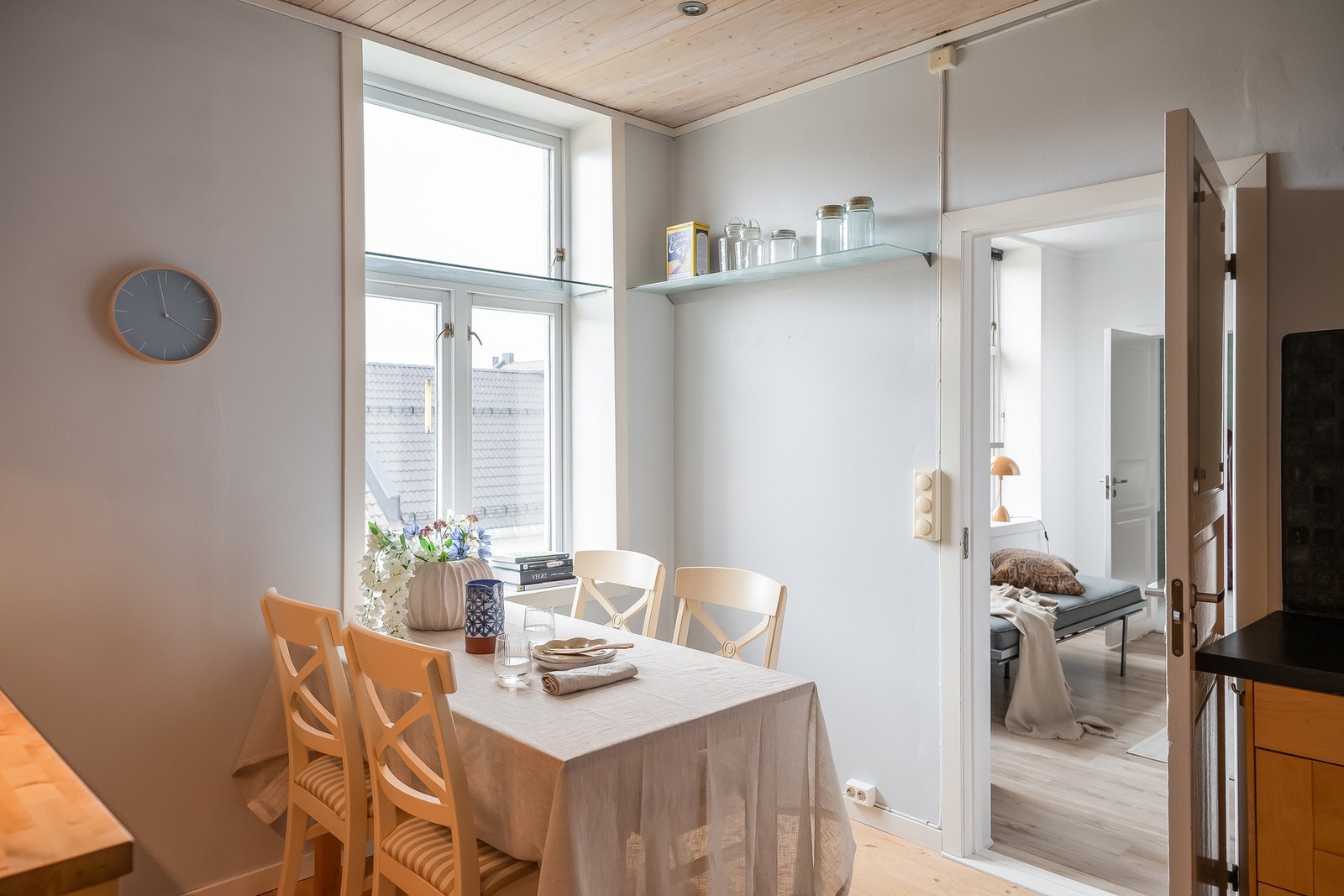 Leiligheten ligger høyt i 4. etasje. Dette gjør leiligheten skjermet for innsyn. Galleribilde