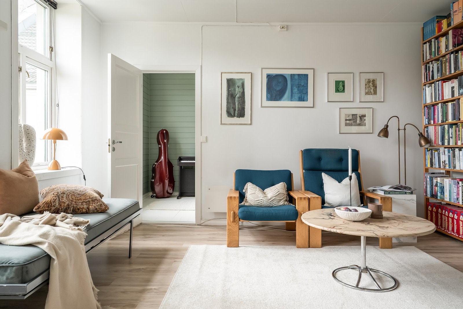 Stuen nyter godt av god takhøyde på ca. 2,59m og store vindusoverflater. Galleribilde