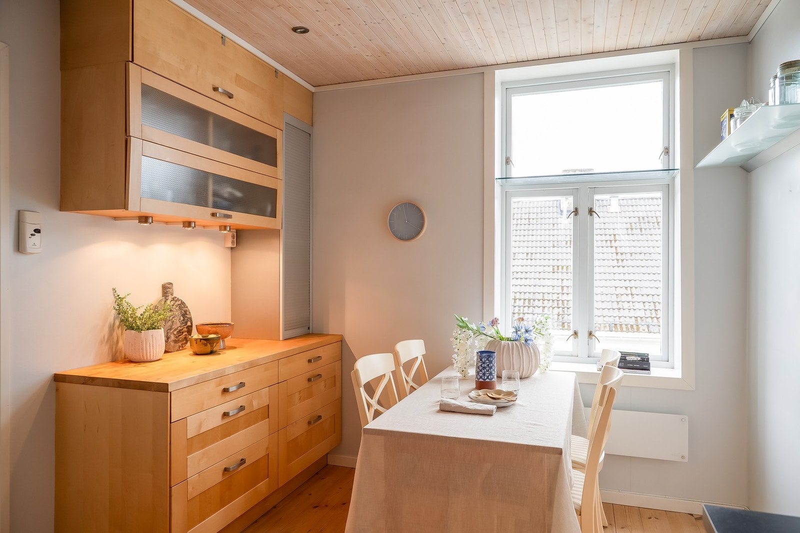 Her har du god plass til spisebord, samt ekstra skap og benkplass. Galleribilde