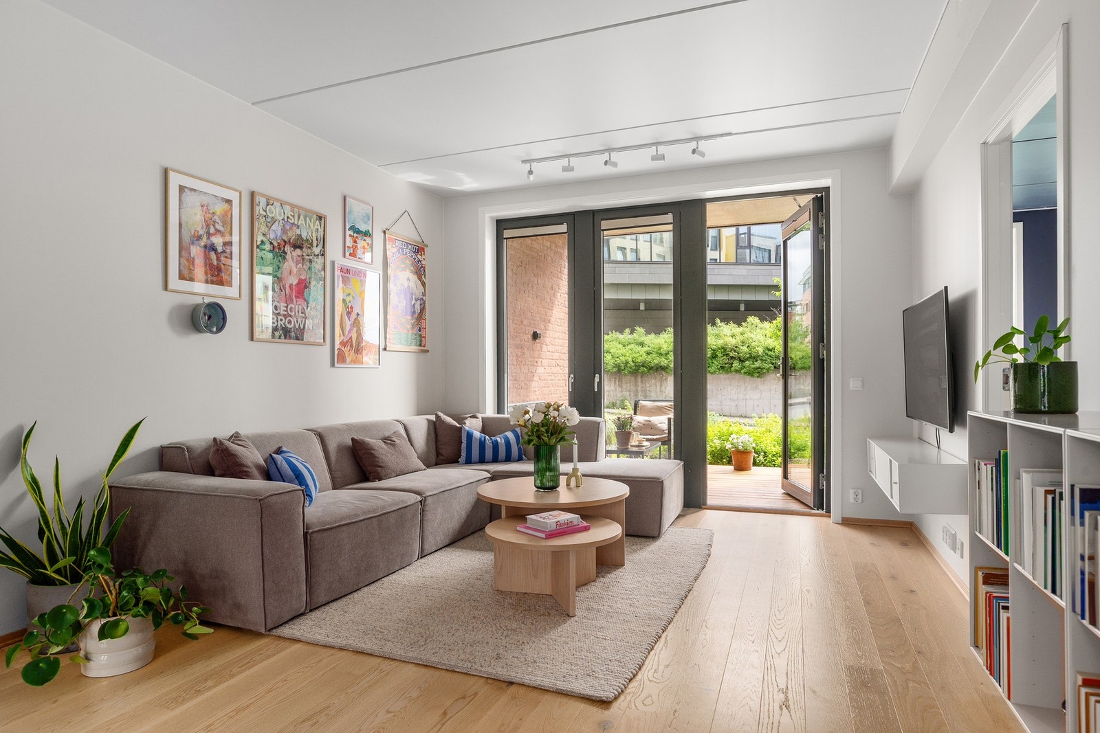 Store vindusflater som gir godt med naturlig lys inn, uten at leiligheten oppleves varm på sommerstid grunnet "innhukket" i terrassen. Galleribilde