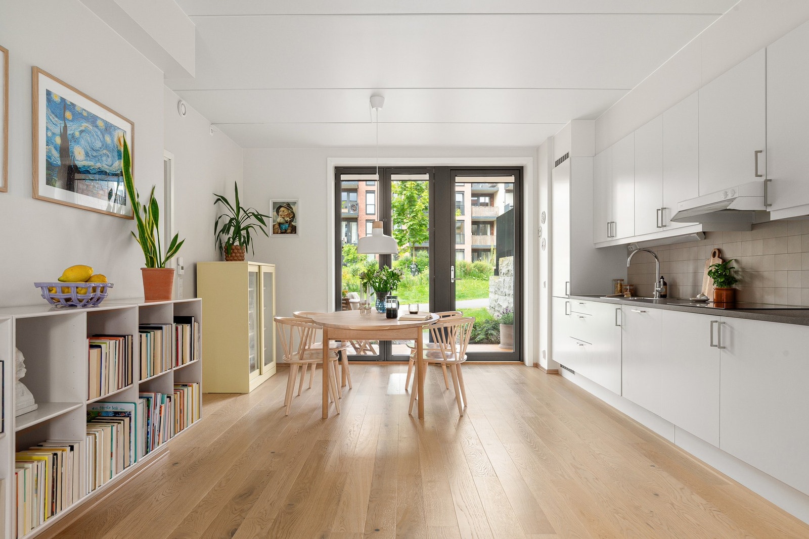 Velkommen inn i denne lekre leiligheten i Malerhaugveien 33, presentert av Vegar Jenssen i Tinholt Eiendomsmegling! Galleribilde