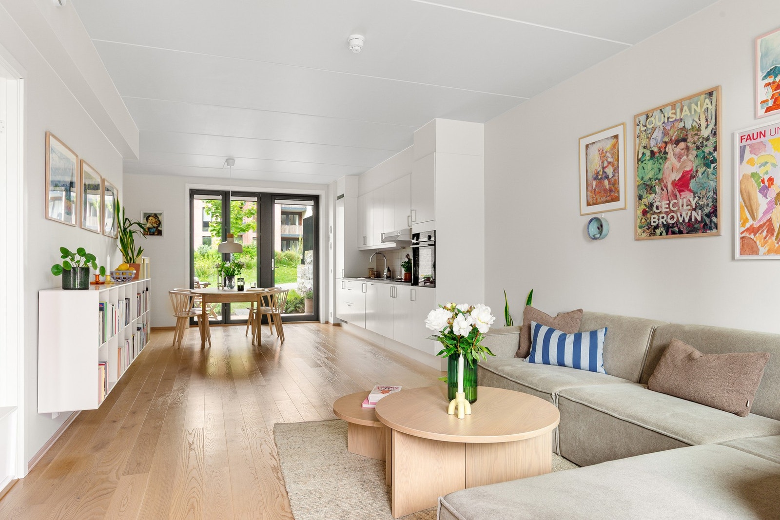Romslig 3-roms med internt bruksareal på 82 m2, hvorpå stue og kjøkken utgjør et stort, sosialt rom. Galleribilde