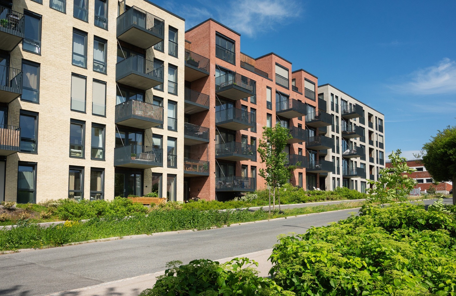 Leiligheten er en del av et nyere og moderne boligbygg fra 2023 med flott teglarkitektur og svarte detaljer. Galleribilde