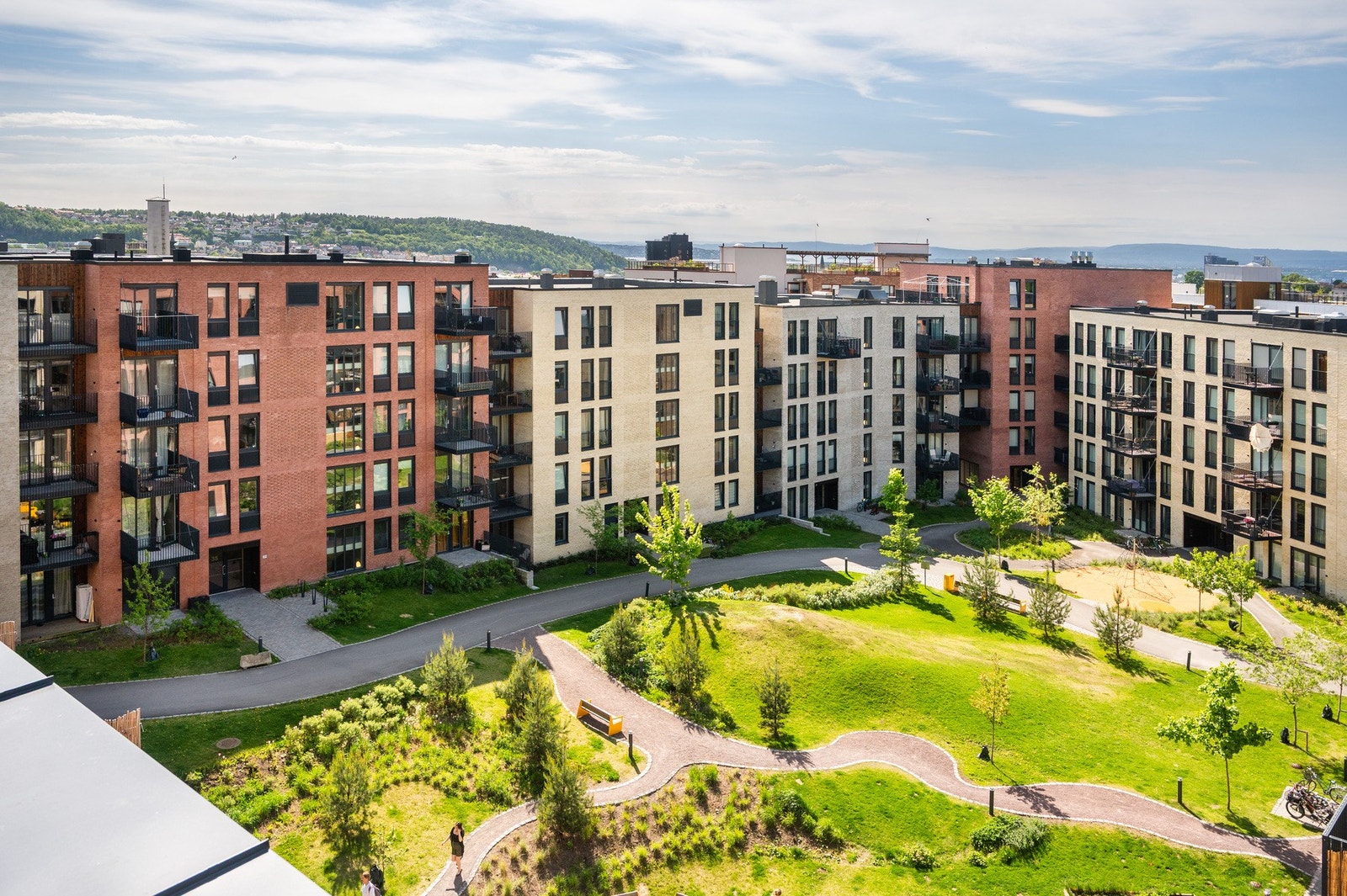 Bebyggelsen er omgitt av grønne uteområder og beplantning, i tråd med utviklingen av Ensjø som en moderne og grønn bydel. Galleribilde