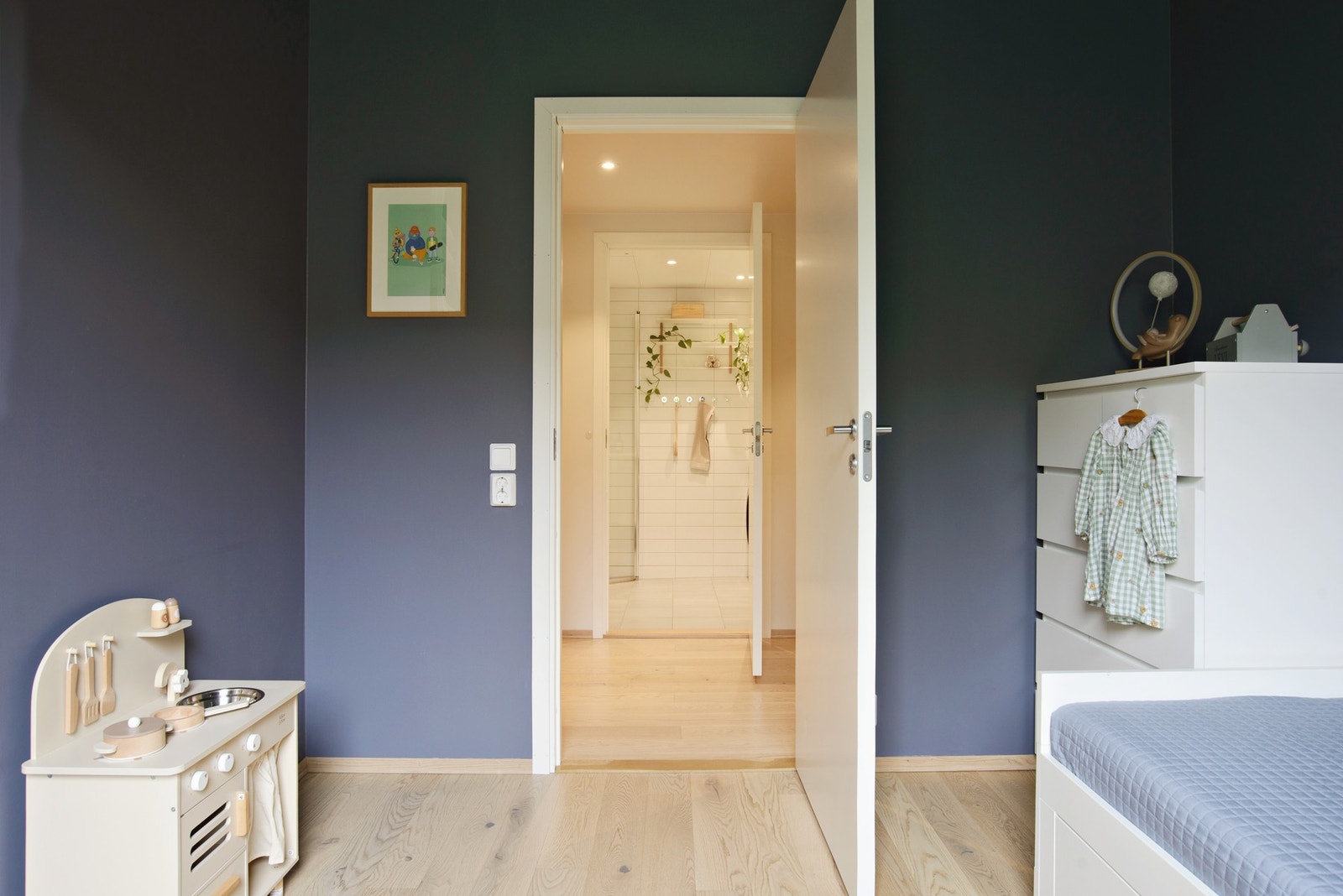 Sett fra soverom II mot entré og videre inn til badet. Galleribilde