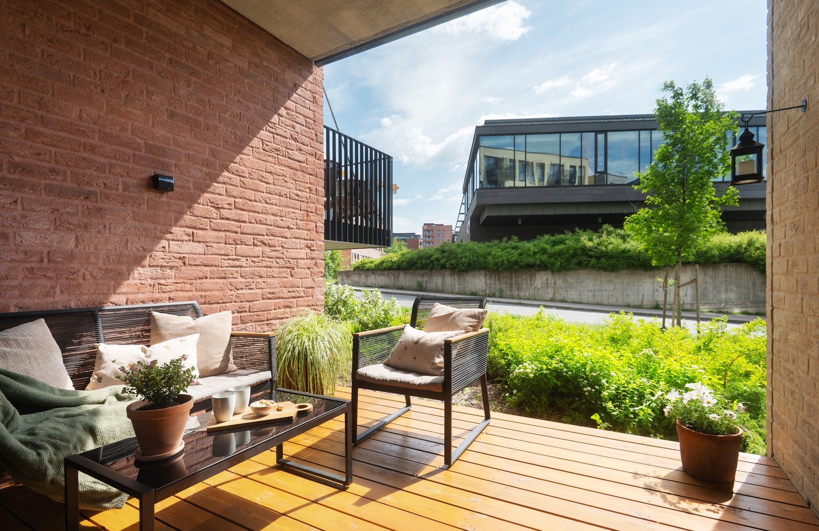 Her sett fra terrassen ved stuen. Leilighetens uteplasser har et samlet areal på ca. 12 m2. Galleribilde