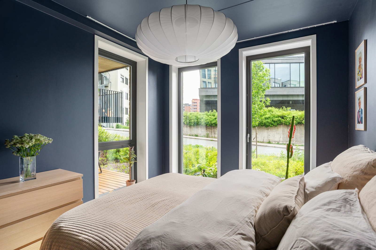 Rommet er utstyrt med takmonterte gardinskinner som gjør det enkelt å skape en lun og og skjermet hotellfølelse. Galleribilde