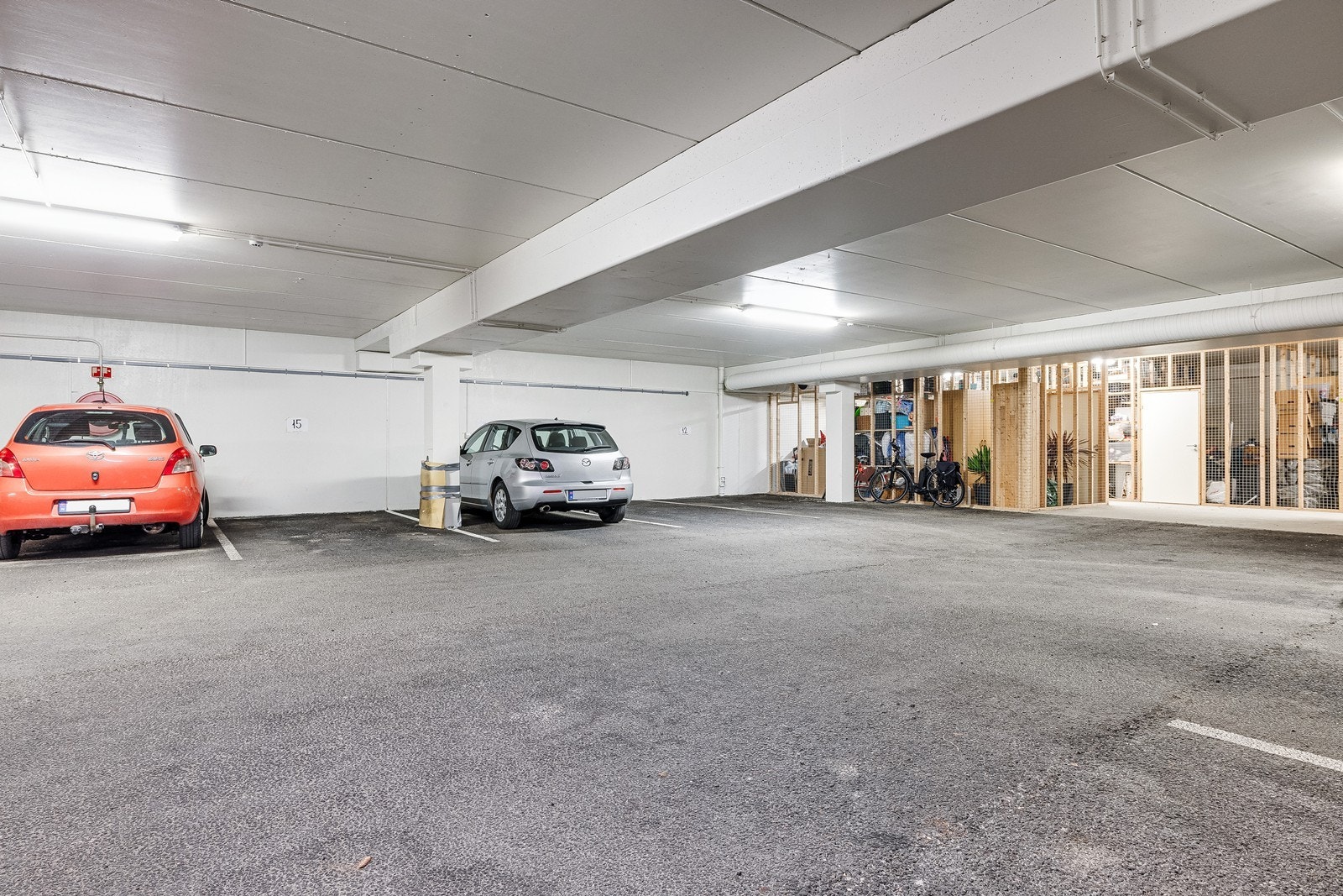 Leiligheten har parkering og sportsbod i felles garasje - en praktisk løsning i hverdagen. Galleribilde