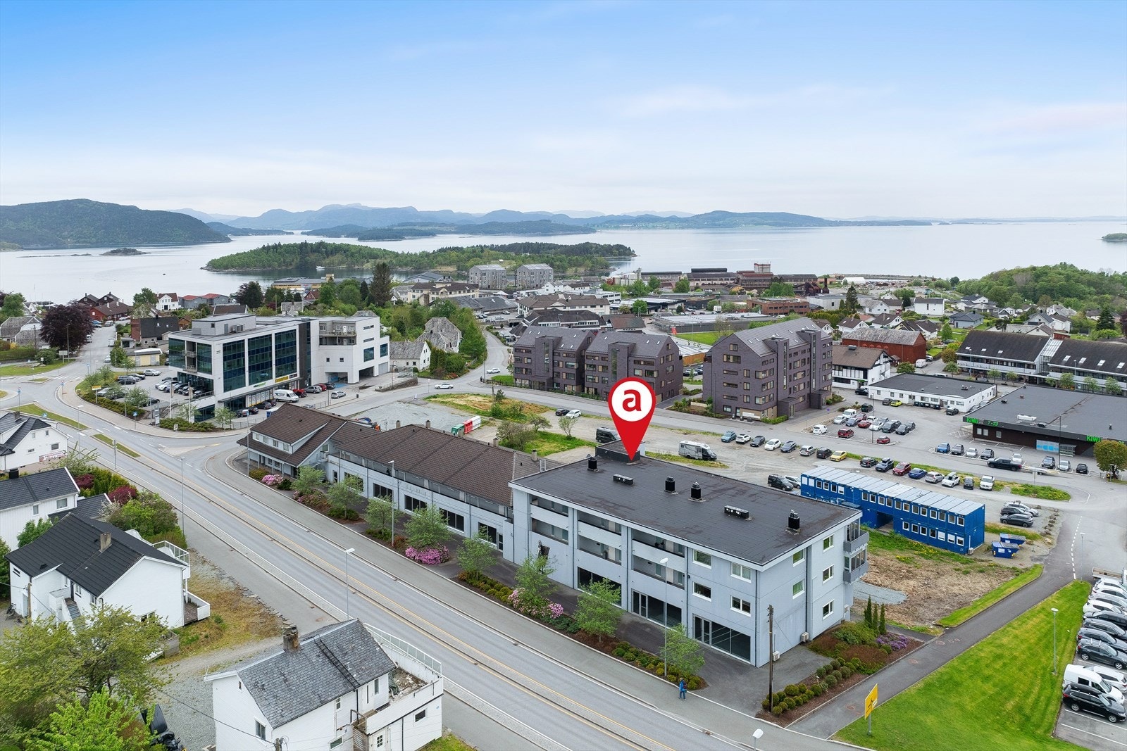 Leiigheten ligger meget sentralt med få skritt til alle fasiliteter Jørpeland sentrum kan by på, og flott utsikt over mot fjord og fjell. Galleribilde