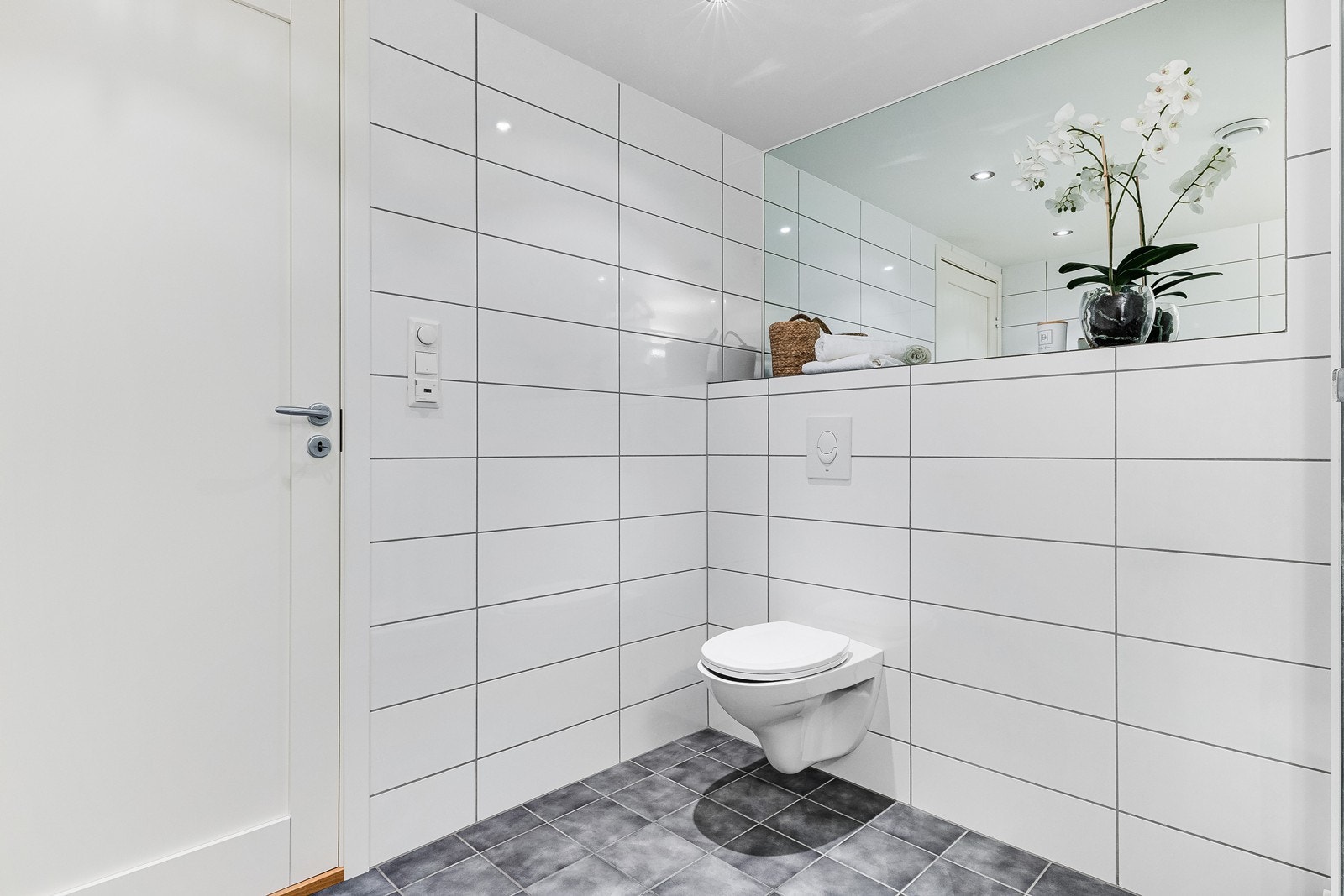 Badet er av god størrelse og har varmekabler i gulv. Galleribilde