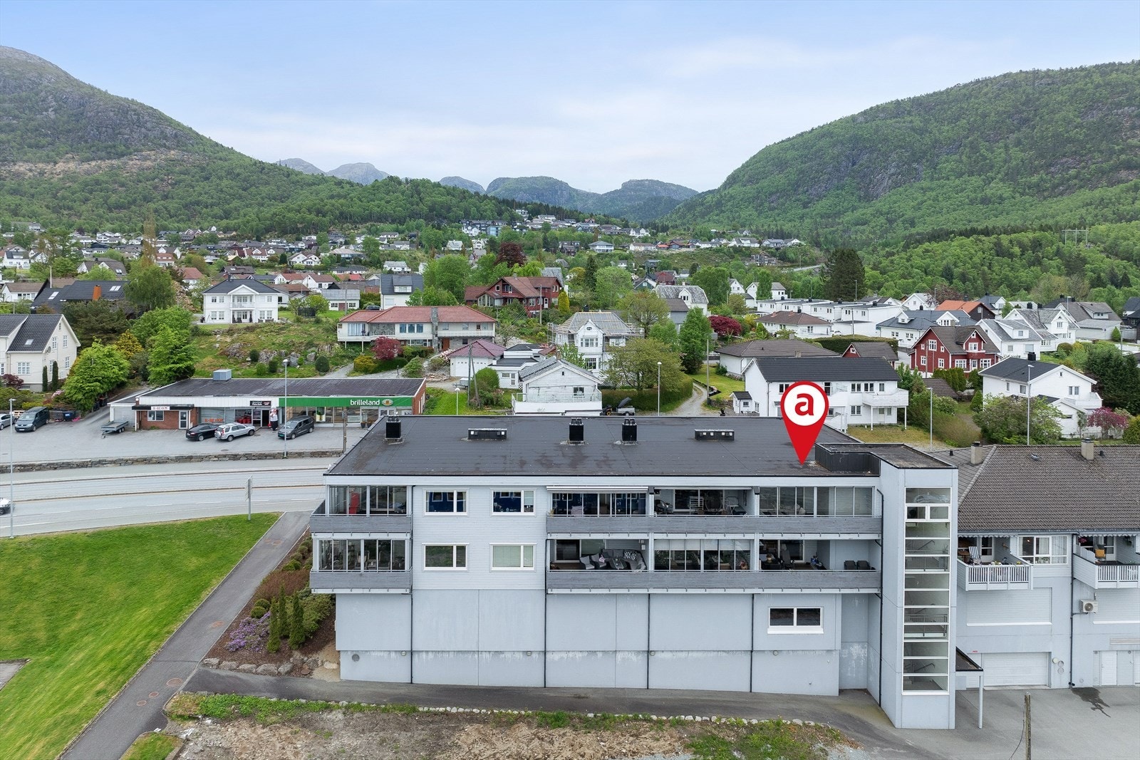 Leiligheten ligger øverst i Holtagården med alt på et plan og lettstelte løsninger som passer ypperlig for den som ønsker en enklere hverdag. Galleribilde