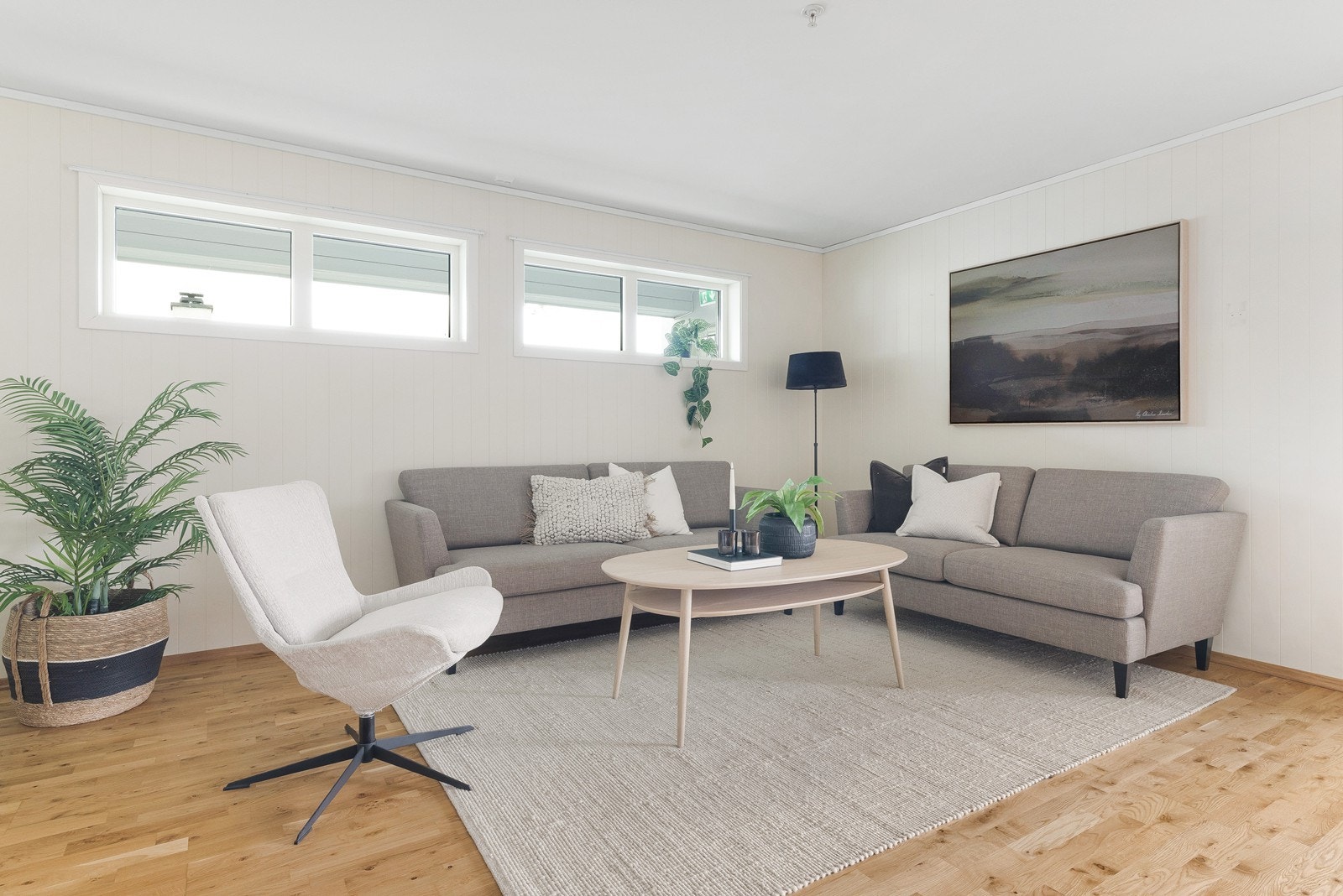 Stuen oppleves som lun og innbydende, med mye naturlig dagslys. Galleribilde