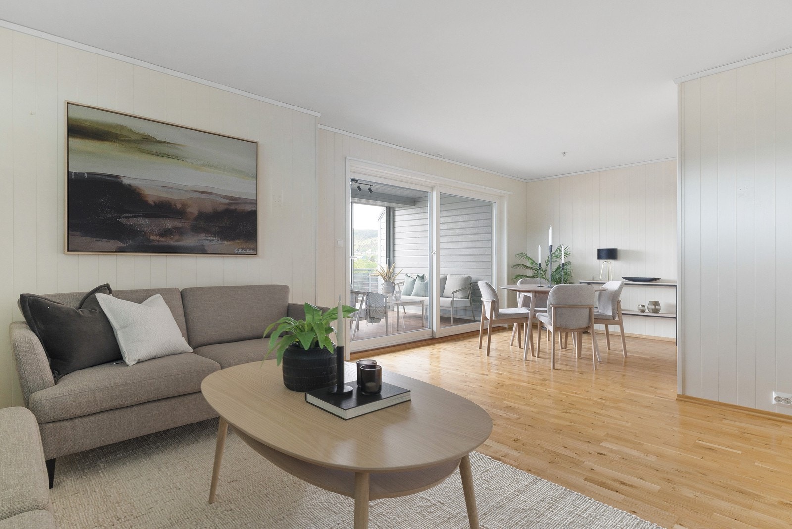 Hele leiligheten er lys og velholdt med luftige rom og flere gode møbleringsmuligheter. Galleribilde