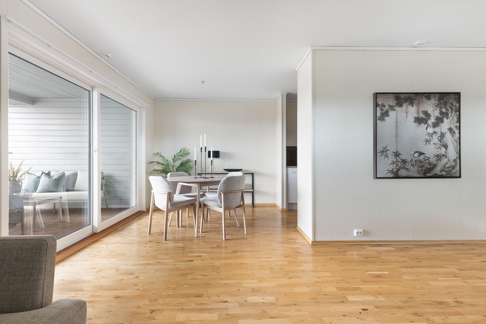 Fra stuen har man skyvedører ut til innglasset balkong Galleribilde