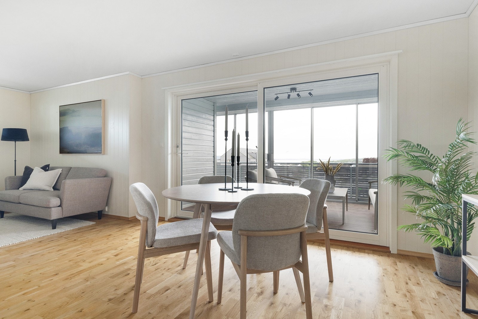 Spiseplassen har god plass til spisebord hvor man kan dekke opp til hele famillien og venner. Galleribilde
