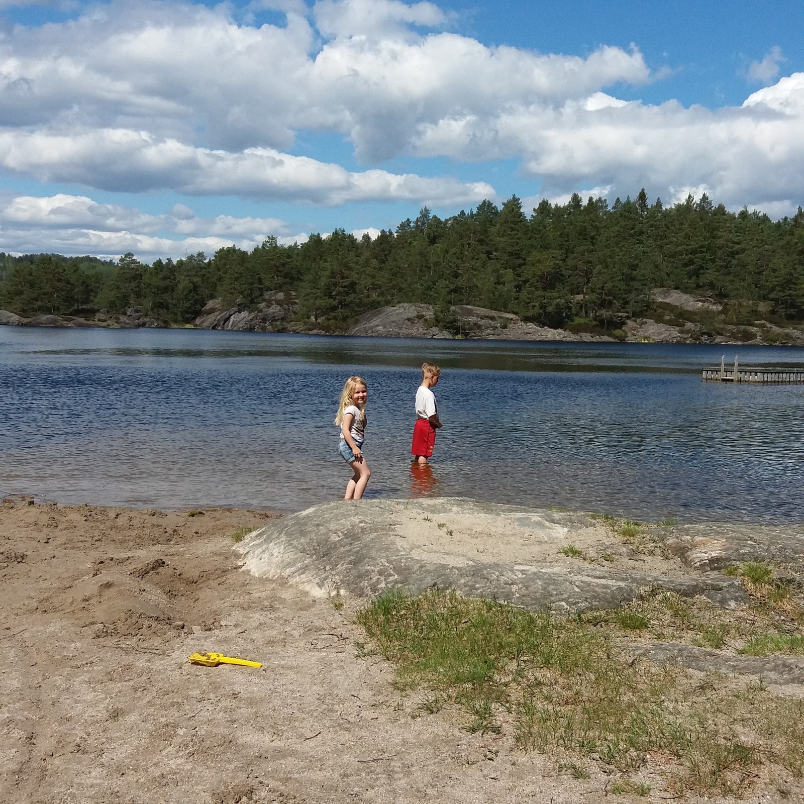 Rønningstranden er en populær badeplass i vakre Skarvann. Galleribilde