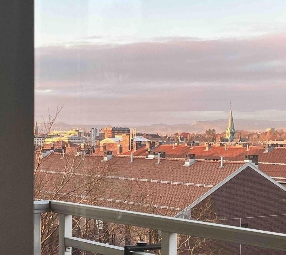 Balkong, med plass til bord og to stoler Galleribilde