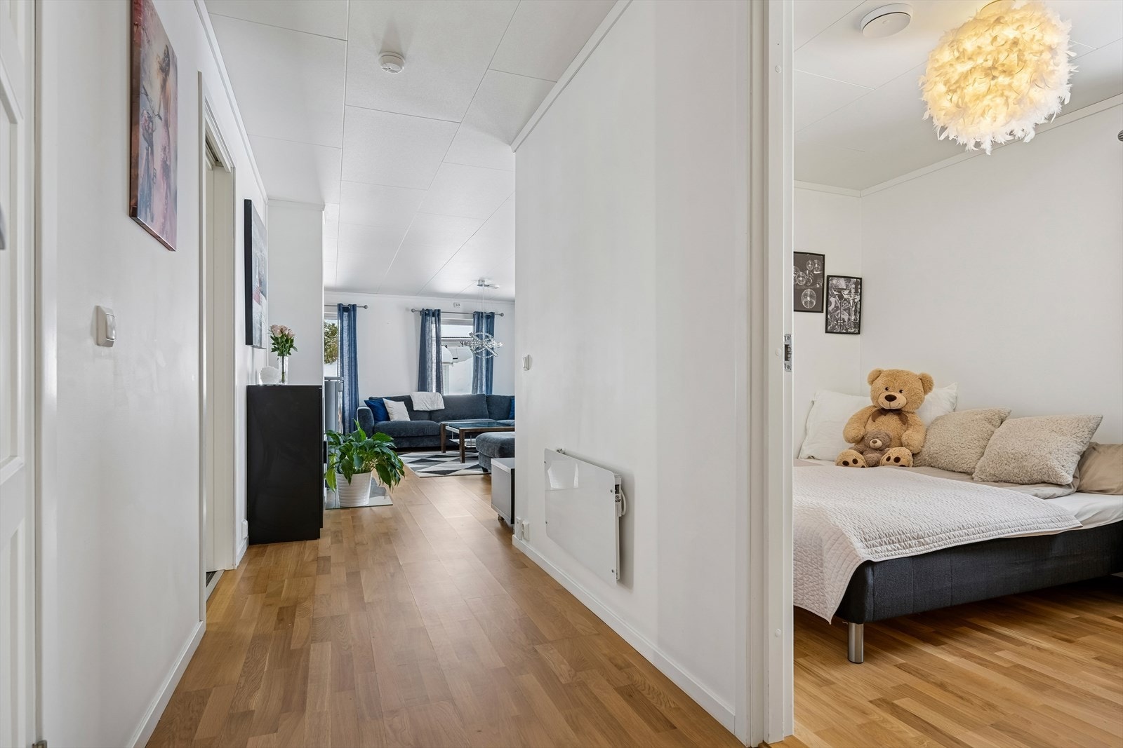 Gangen binder sammen soverommene med boligens sosiale soner og har gjennomgående parkett på gulvet. Galleribilde