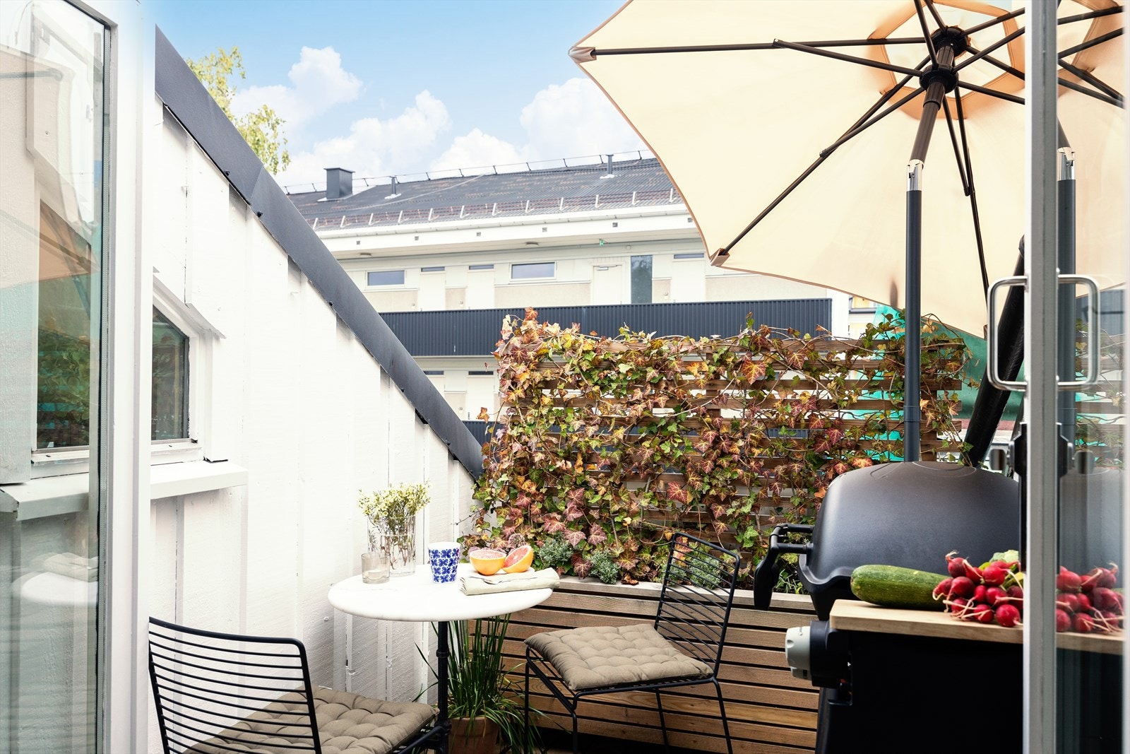 De to terrassene er vendt i hver sin retning, noe som gir sol hele dagen. (Utedel til varmepumpe har blitt installert på balkong etter at bilder ble tatt) Galleribilde